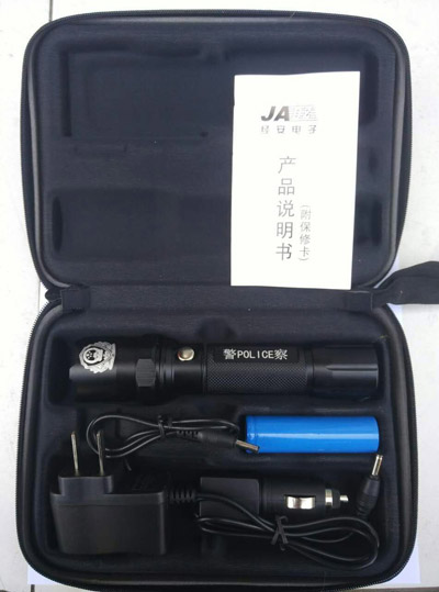 警用強(qiáng)光手電
